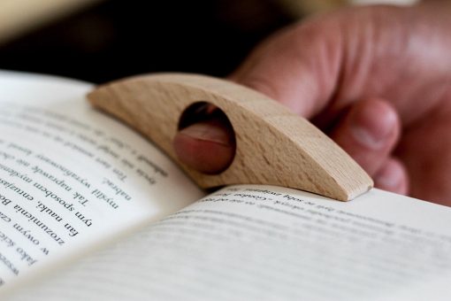 drewniany holder do książki