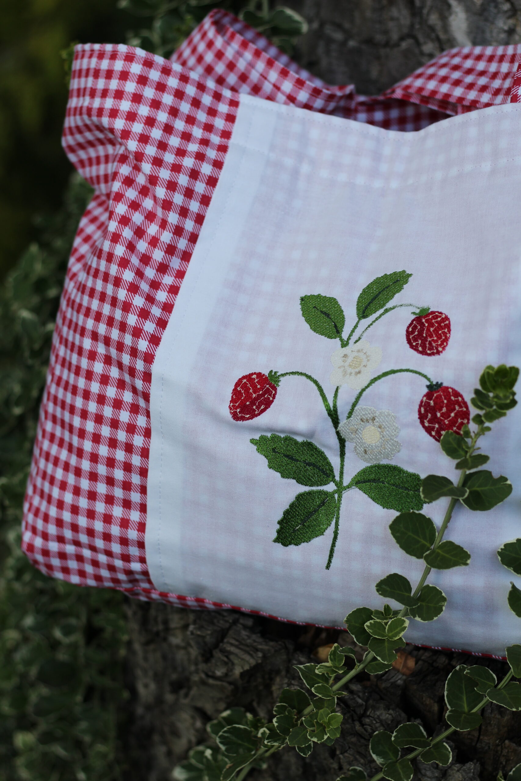 Torba bawełniana w haftowane TRUSKAWKI letnia torebka na zakupy ecogift.pl w czerwoną kratkę sielska torba
